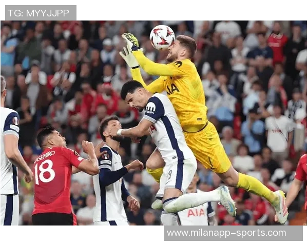 摩纳哥中场意外飞踹塔利亚菲科脖子引发场上混乱瞬间